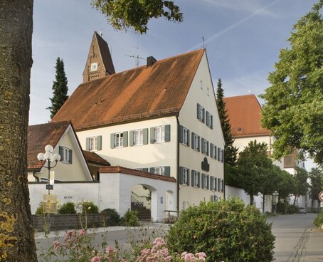 Sie sehen die Kirche St. Justina in Bad Wörishofen, in der Sebastian Kneipp einmal Pfarrer war.