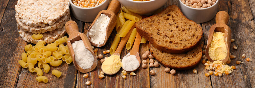 Hier sehen Sie unterschiedliche Getreide- und Mehlsortenl, sowie deren Endprodukte. Also Nudeln, Brot, Reiswaffeln. 