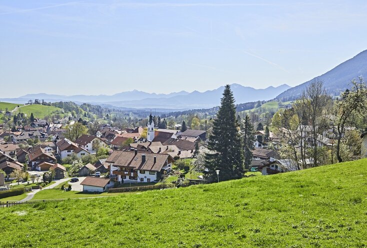 Sie sehen den Ort Bad Kohlgrub in den Ammergauer Alpen von oben.