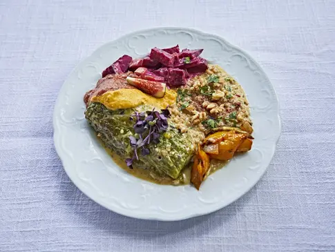 Hier sehen Sie ein Gericht mit viel unterschiedlichem Gemüße und Soße. 