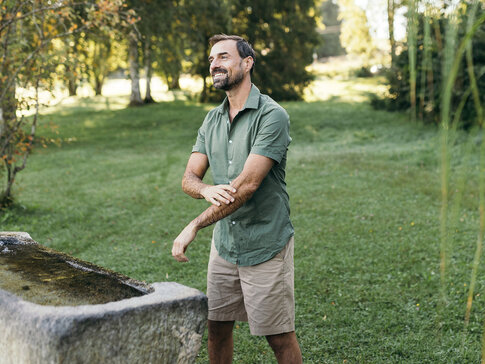 Mann steht vor einer Tröge mit Kneipp-Wasser