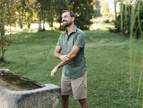Mann steht vor einer Tröge mit Kneipp-Wasser
