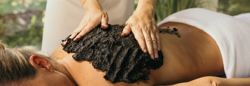 Frau entspannt bei einer Mooranwendung