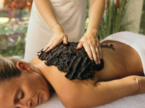 Frau entspannt bei einer Mooranwendung