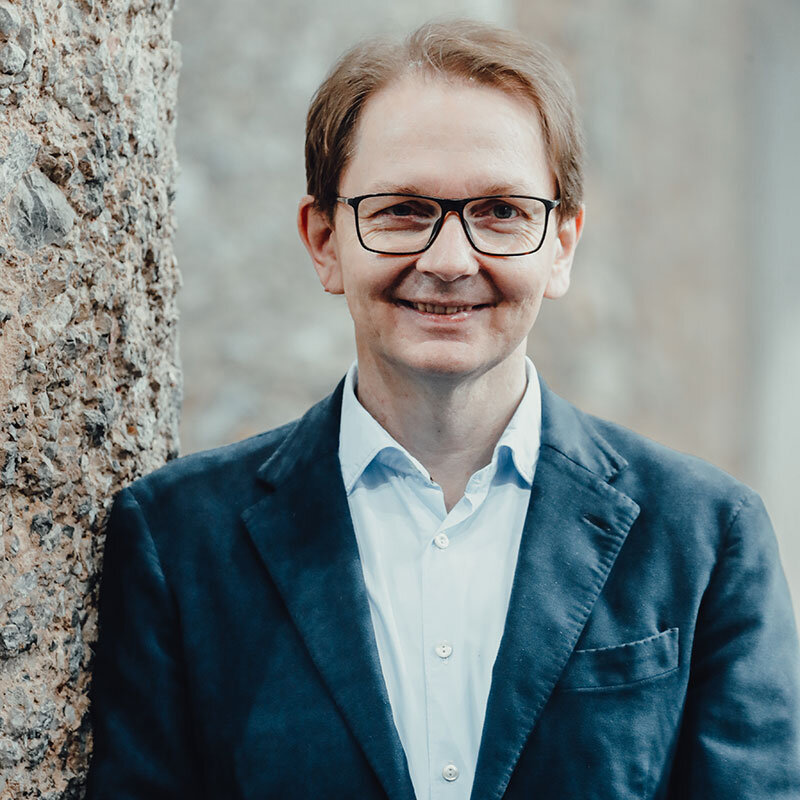 Portrait von Patrick Bock, Mann mit Brille, von der Agentur Brandmedia in Innsbruck