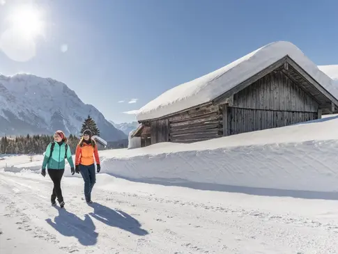 Frauen wandern im Winter