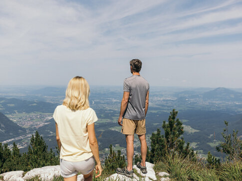 Frau und Mann genießen das Landschaftspanorama über Oberstaufen