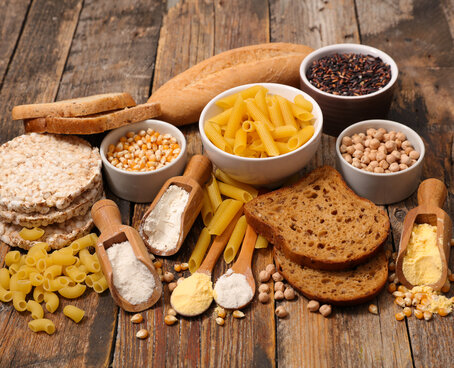 Hier sehen Sie unterschiedliche Getreide- und Mehlsortenl, sowie deren Endprodukte. Also Nudeln, Brot, Reiswaffeln. 