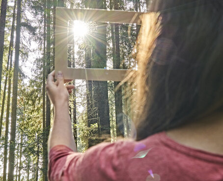 Hier sehen Sie die Gesundes Bayern Expertin Nathalie Elitzer beim Waldbaden.