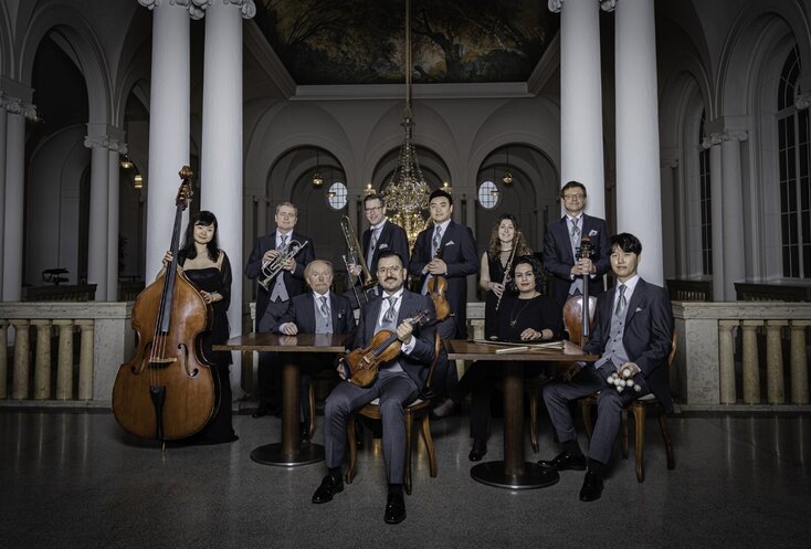 Sie sehen die Musiker Staatsbad Philharmonie Kissingen mit ihren Instrumenten