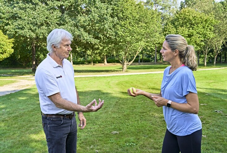 #gesundkannjeder Experte Wolfgang Sommerfeld erklärt einer Dame die Gleichballübung mit einem Tennisball