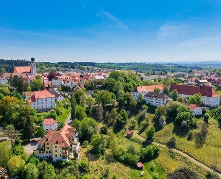 Sie sehen Bad Griesbach von oben. Der Himmel ist strahlend blau.