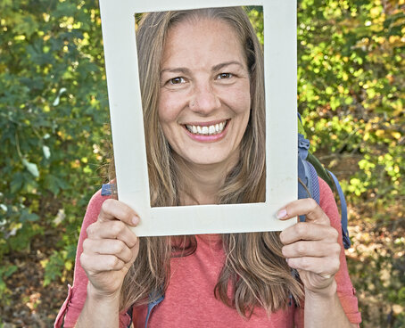 Hier sehen Sie ein Portrait von Nathalie Elitzer im Wald.