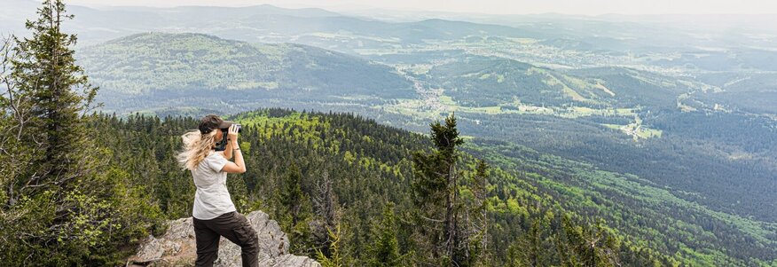 Frau genießt Ausblick am Berg