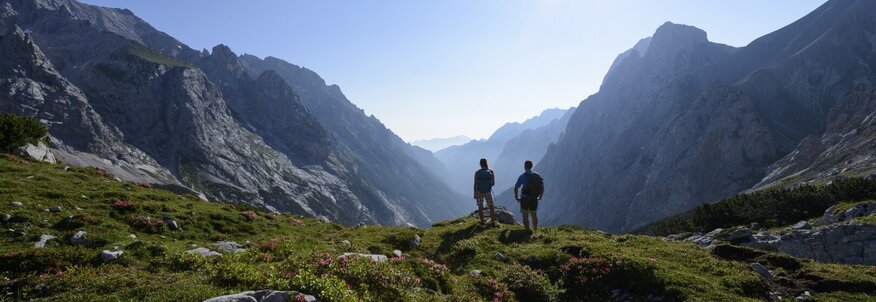 Paar genießt Ausblick am Berg auf Gipfel