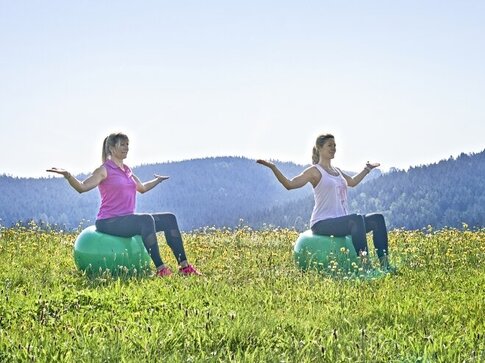 Frauen machen Fitnessübungen draußen 