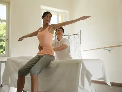 Frau bei einer physiotherapeutischen Behandlung