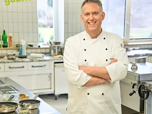 Hier sehen Sie ein Portrait von Experte Marcus Müller in der Küche.