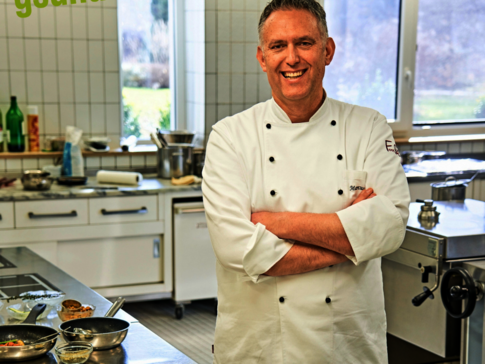 Hier sehen Sie ein Portrait von Experte Marcus Müller in der Küche.