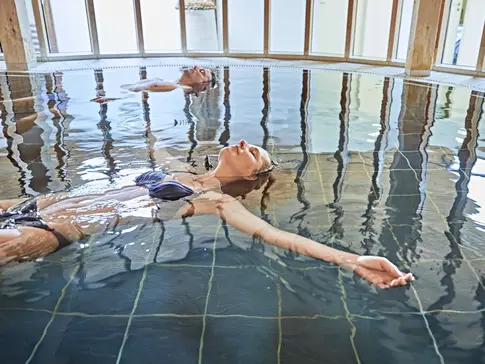Gesundes Bayern - Paar relaxt im Indoor floating Pool mit heilendem Wasser