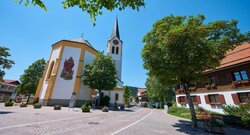 Kirche- und Ortskern in Sommerlicher atmosphäre