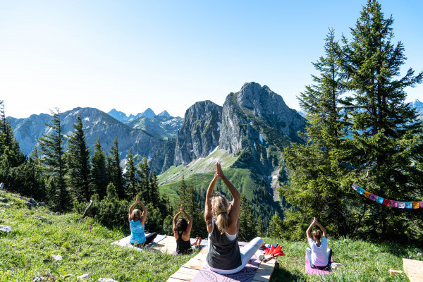 Yoga am Berg-Tagesausklang auf dem Breitenberg Yoga am Berg-Tagesausklang auf dem Breitenberg